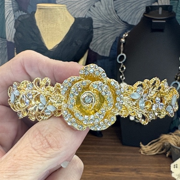 None Accessories - Elegant Gold Crystal Floral Hair Clip